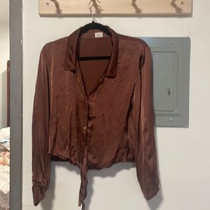 Aritizia silky cropped blouse in brown size small